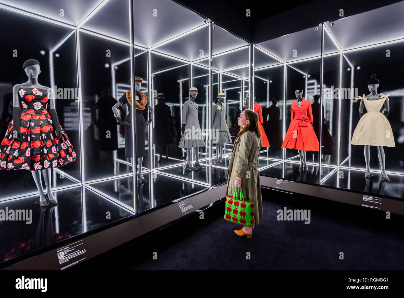 Londres, Royaume-Uni. 30 janvier, 2019. Christian Dior : Créateur de rêves  - l'exposition la plus importante et la plus complète jamais organisée au  Royaume-Uni sur la maison Dior. De 1947 à aujourd'hui,