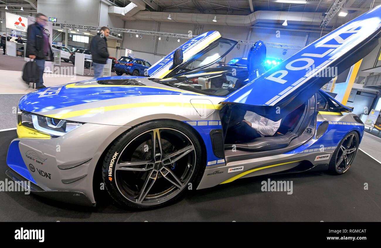 Hanovre, Allemagne. 30Th Jan, 2019. Une BMW, coincé avec la police d'aluminium et de souteneur, attire l'attention des visiteurs à la foire de loisirs abf. La voiture est destiné à attirer l'attention à l'ajustement et est uniquement à des fins de démonstration. 800 exposants présenteront des produits en vacances, le camping, le sport et les voitures dans huit salles. Credit : Holger Hollemann/dpa/Alamy Live News Banque D'Images