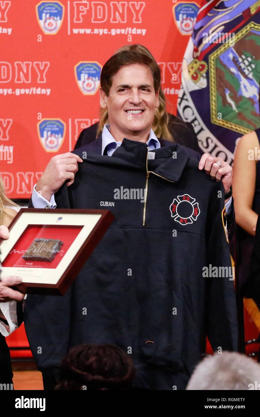 Brooklyn, NY, USA. 30Th Jan, 2019. Mark Cuban décrit comme Shark Tank les investisseurs et entrepreneurs, Conseil coupe Pro Kaley, Christian et Keira Young, présente un don pour le FDNY Foundation, en l'honneur de leur père, Keith Young un pompier FDNY qui est mort l'année dernière d'une maladie liée au 11 septembre 2001. 30 janvier 2019 au Siège de FDNY à Brooklyn, New York. Crédit : Diego Corredor Punch/media/Alamy Live News Crédit : MediaPunch Inc/Alamy Live News Banque D'Images