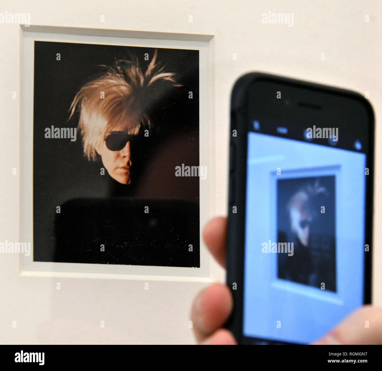 Londres, Royaume-Uni. 30Th Jan, 2019. Andy Warhol. Autoportrait (1986) à Bastian Andy Warhol galerie photos Polaroid, l'exposition d'ouverture de la Gallery à Londres, pour l'exécution de l'espace 2 février au 13 avril 2019, une série de plus de 60 l'auto-portrait et photographies Polaroid portrait d'Andy Warhol, dont certaines sont exposées pour la première fois, montrent les artistes, les acteurs, les politiciens et les amis de son entourage d'usine d'excentrique. Credit : Nils Jorgensen/Alamy Live News Banque D'Images