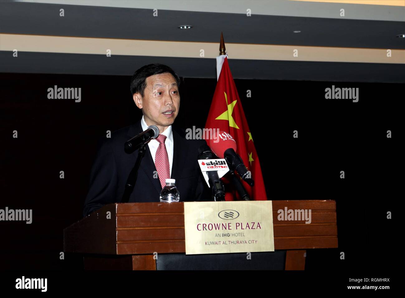 (190131) -- le gouvernorat de FARWANIYA, 31 janvier 2019 (Xinhua) -- l'Ambassadeur de Chine au Koweït Li Minggang aborde une célébration pour la prochaine fête du printemps chinois traditionnel dans le gouvernorat de Kuwait City, Koweït, le 30 janvier 2019. La Chine est prête à développer dans une coopération approfondie avec le Koweït en vue de contribuer au développement économique et social de l'arabe, Li Minggang a déclaré mercredi. L'ambassade de Chine au Koweït le mercredi a tenu une célébration du Festival chinois du printemps. Au cours de la célébration, les artistes de Nanjing en Chine orientale effectué chinois traditionnel avec musique et danse trad Banque D'Images