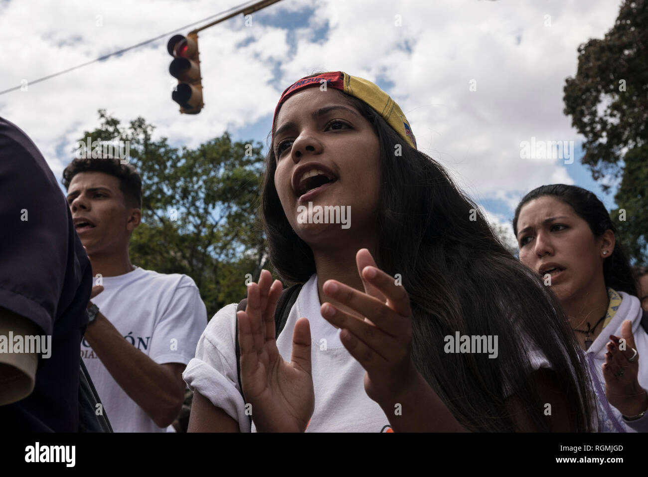 Caracas, Venezuela. 30Th Jan, 2019. Les jeunes crier des slogans politiques dans une protestation contre le gouvernement du chef de l'État Maduro. Dans le milieu de la lutte de pouvoir entre le gouvernement et l'opposition, des manifestants contre le chef d'Etat controversé Maduro ont de nouveau envahi les rues au Venezuela. Crédit : Ivan del Carpio/dpa/Alamy Live News Banque D'Images