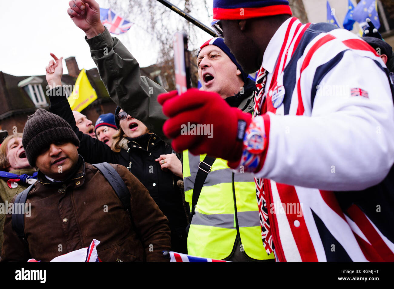 Militants Pro-Brexit manifester devant le Palais de Westminster au centre de Londres. Dans les communes, un jour de grande activité parlementaire plus Brexit, les députés ont rejeté une contre-partie d'amendement du député du Parti du Travail Yvette Cooper et Conservateur MP Nick Boles conçu pour réduire considérablement le risque d'un craint une "absence de deal' la sortie de l'UE. Un amendement rejetant le principe de non-deal sortie était entre-temps approuvé, comme c'était un amendement soutenu par le gouvernement conservateur de défendu par Graham Brady appelant à "d'autres dispositions' pour prendre la place de la controv Banque D'Images