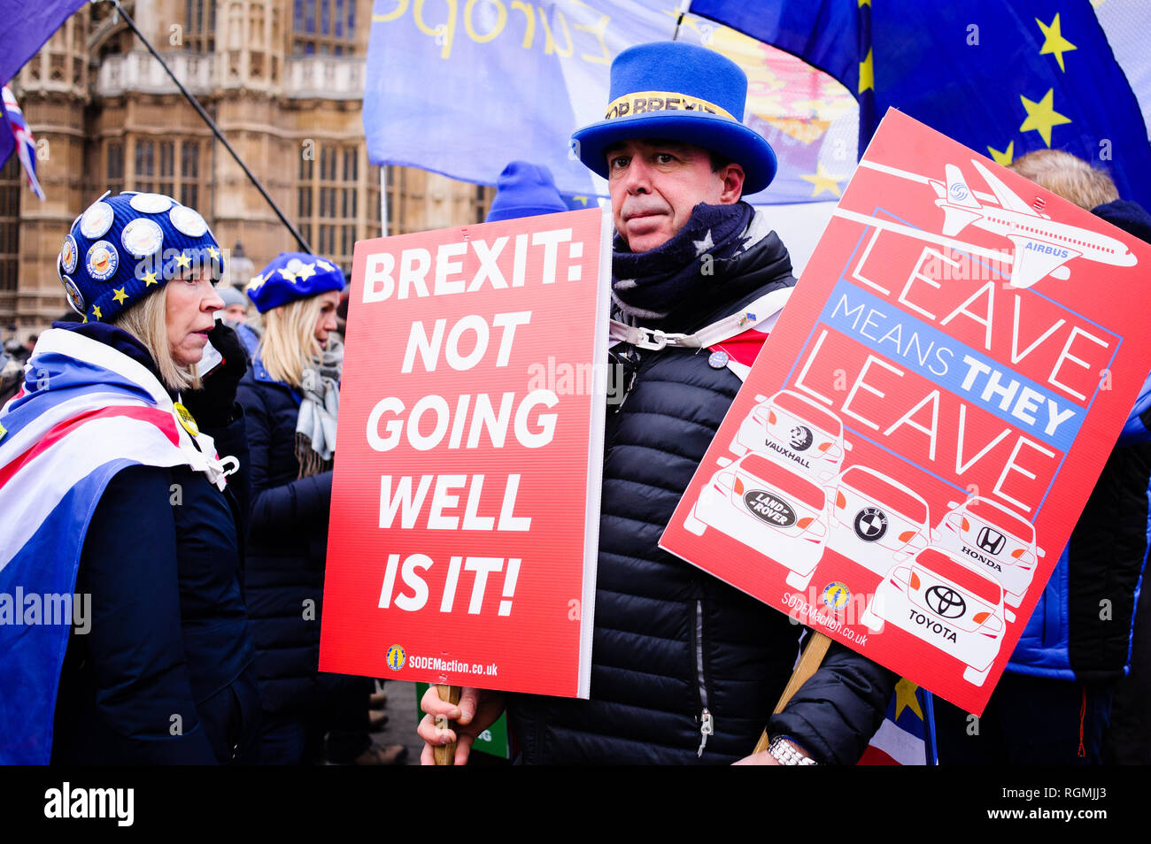 Militante Anti-Brexit Steve Bray démontre à l'extérieur les chambres du Parlement, au centre de Londres. Dans les communes, un jour de grande activité parlementaire plus Brexit, les députés ont rejeté une contre-partie d'amendement du député du Parti du Travail Yvette Cooper et Conservateur MP Nick Boles conçu pour réduire considérablement le risque d'un craint une "absence de deal' la sortie de l'UE. Un amendement rejetant le principe de non-deal sortie était entre-temps approuvé, comme c'était un amendement soutenu par le gouvernement conservateur de défendu par Graham Brady appelant à "d'autres dispositions' pour prendre la place de Banque D'Images