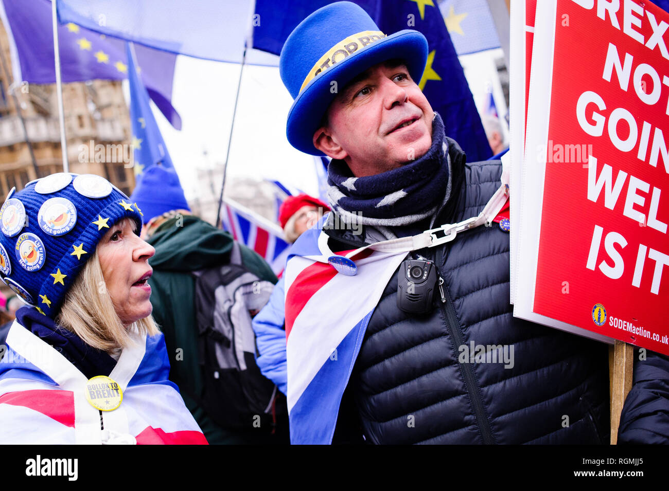 Militante Anti-Brexit Steve Bray démontre à l'extérieur les chambres du Parlement, au centre de Londres. Dans les communes, un jour de grande activité parlementaire plus Brexit, les députés ont rejeté une contre-partie d'amendement du député du Parti du Travail Yvette Cooper et Conservateur MP Nick Boles conçu pour réduire considérablement le risque d'un craint une "absence de deal' la sortie de l'UE. Un amendement rejetant le principe de non-deal sortie était entre-temps approuvé, comme c'était un amendement soutenu par le gouvernement conservateur de défendu par Graham Brady appelant à "d'autres dispositions' pour prendre la place de Banque D'Images