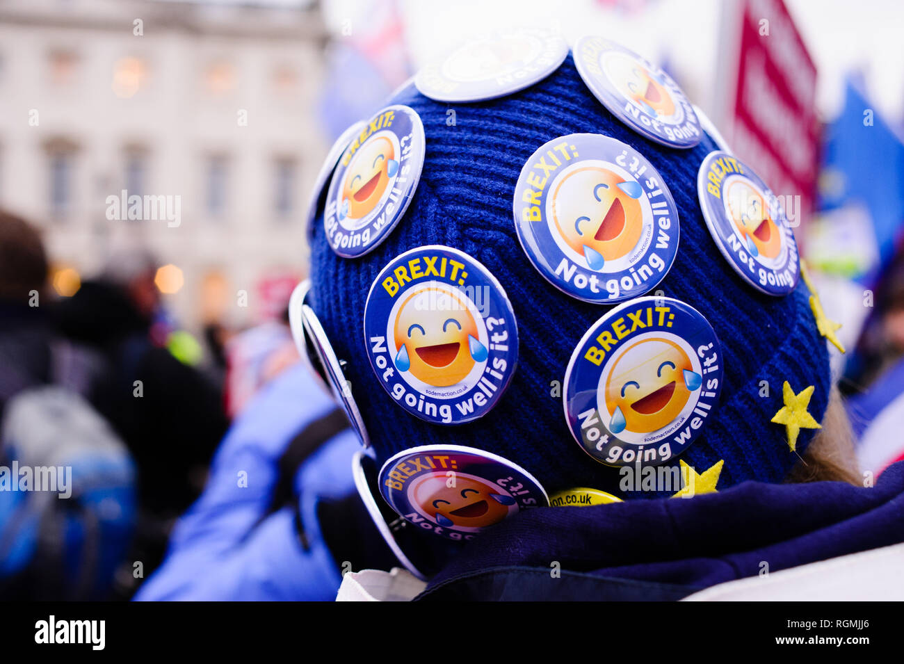 Un militant anti-Brexit portant un chapeau couvert de boutons se moquant de l'état de l'Brexit processus démontre à l'extérieur les chambres du Parlement, au centre de Londres. Dans les communes, un jour de grande activité parlementaire plus Brexit, les députés ont rejeté une contre-partie d'amendement du député du Parti du Travail Yvette Cooper et Conservateur MP Nick Boles conçu pour réduire considérablement le risque d'un craint une "absence de deal' la sortie de l'UE. Un amendement rejetant le principe de non-deal sortie était entre-temps approuvé, comme c'était un amendement soutenu par le gouvernement conservateur de défendu par Graham Banque D'Images