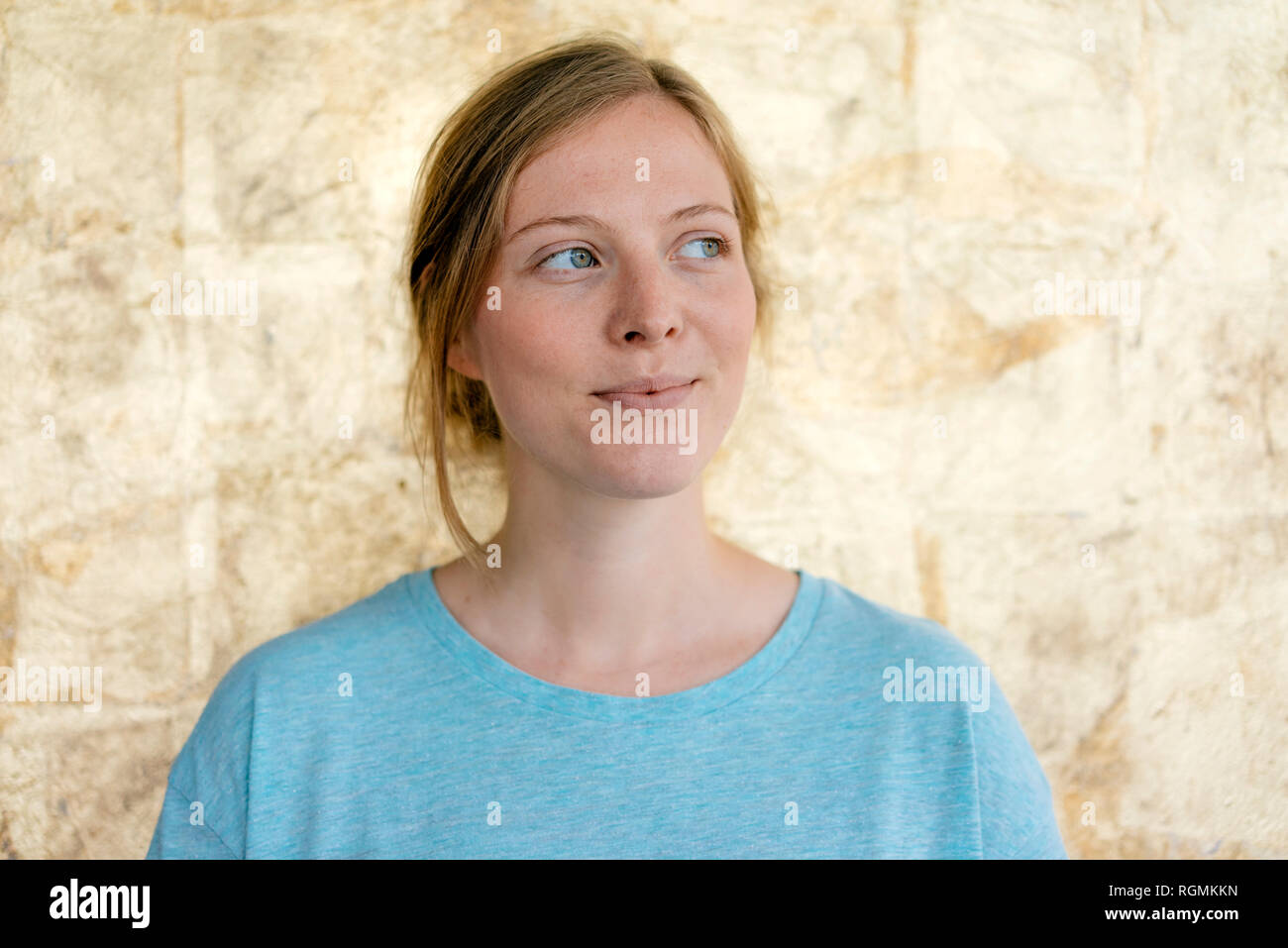 Portrait of young woman thinking Banque D'Images