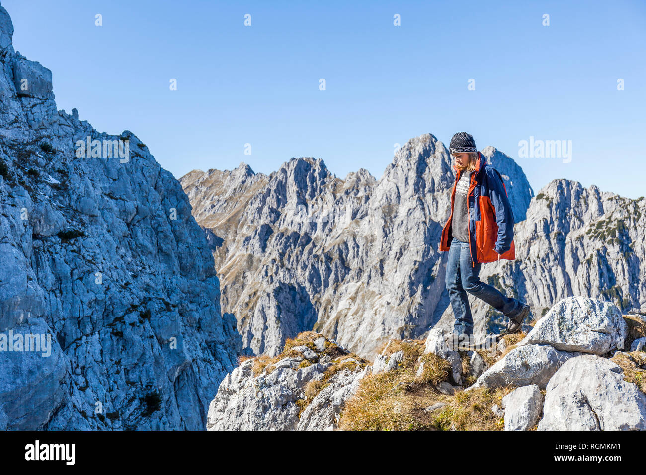 Allemagne, Garmisch-Partenkirchen, Alpspitze, Osterfelderkopf, female hiker Banque D'Images