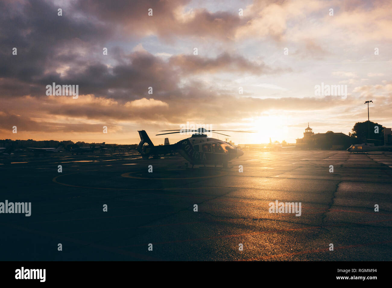 L'atterrissage de l'hélicoptère sur place pendant le coucher du soleil Banque D'Images