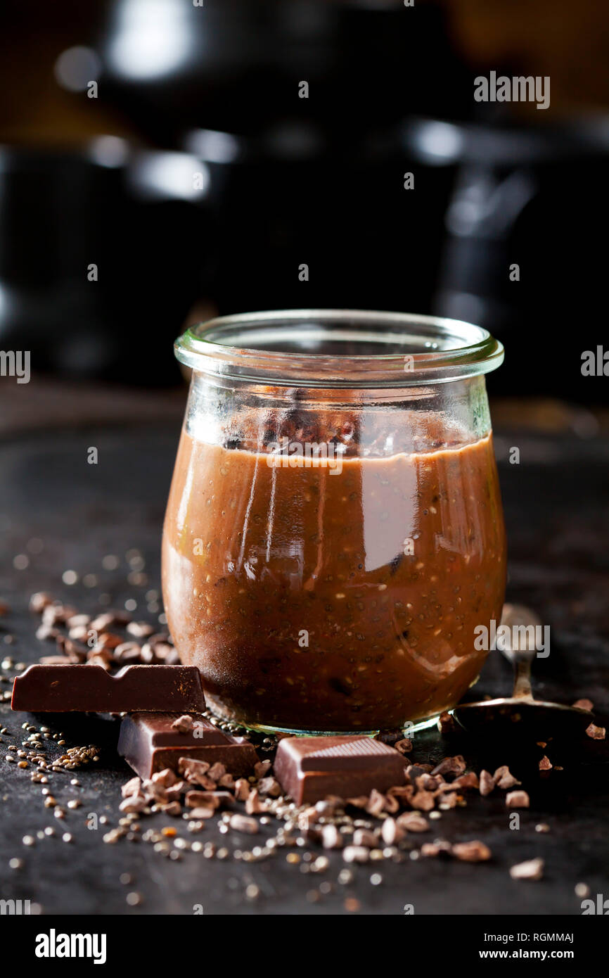 Dessert de chia seeds, Chocolat et cacao nibs Banque D'Images