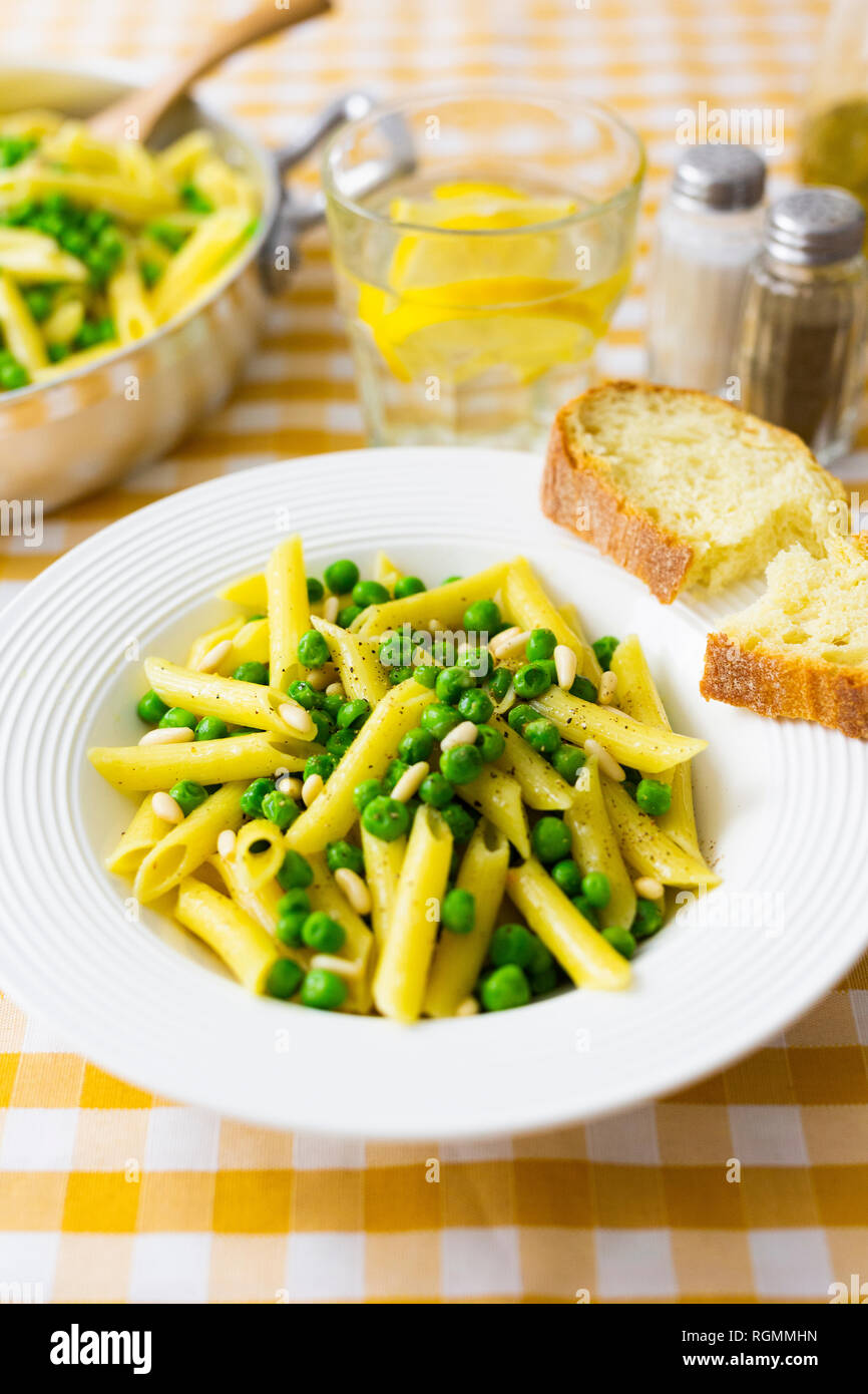 Penne aux petits pois et les noix de pin sur la plaque Banque D'Images