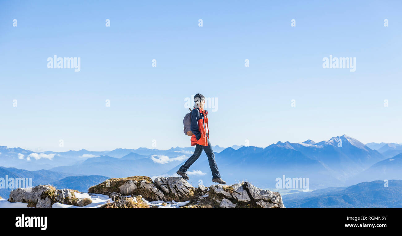 Allemagne, Garmisch-Partenkirchen, Alpspitze, Osterfelderkopf, female hiker Banque D'Images