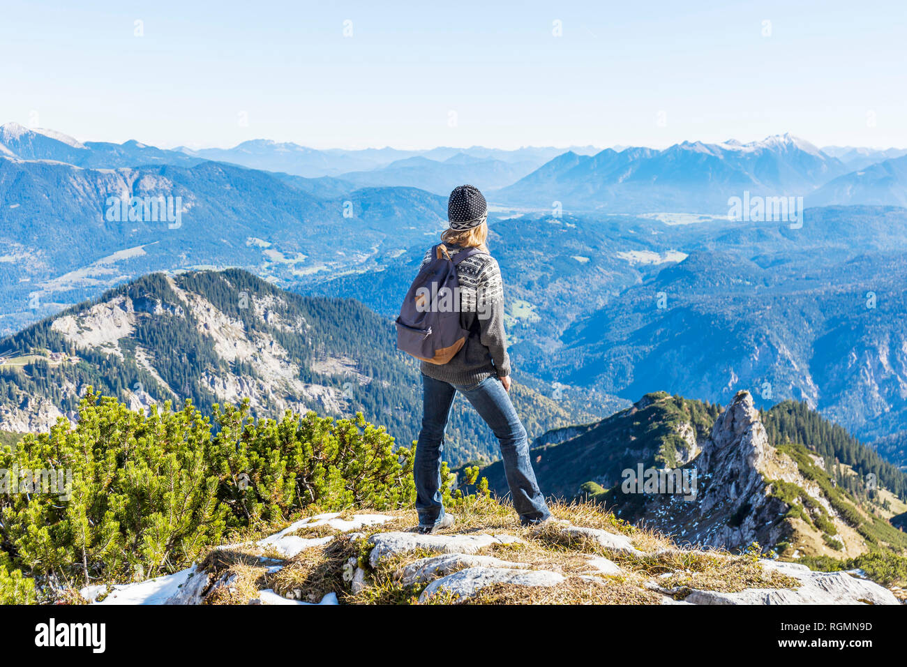Allemagne, Garmisch-Partenkirchen, Alpspitze, Osterfelderkopf, female hiker sur viewpoint looking at view Banque D'Images