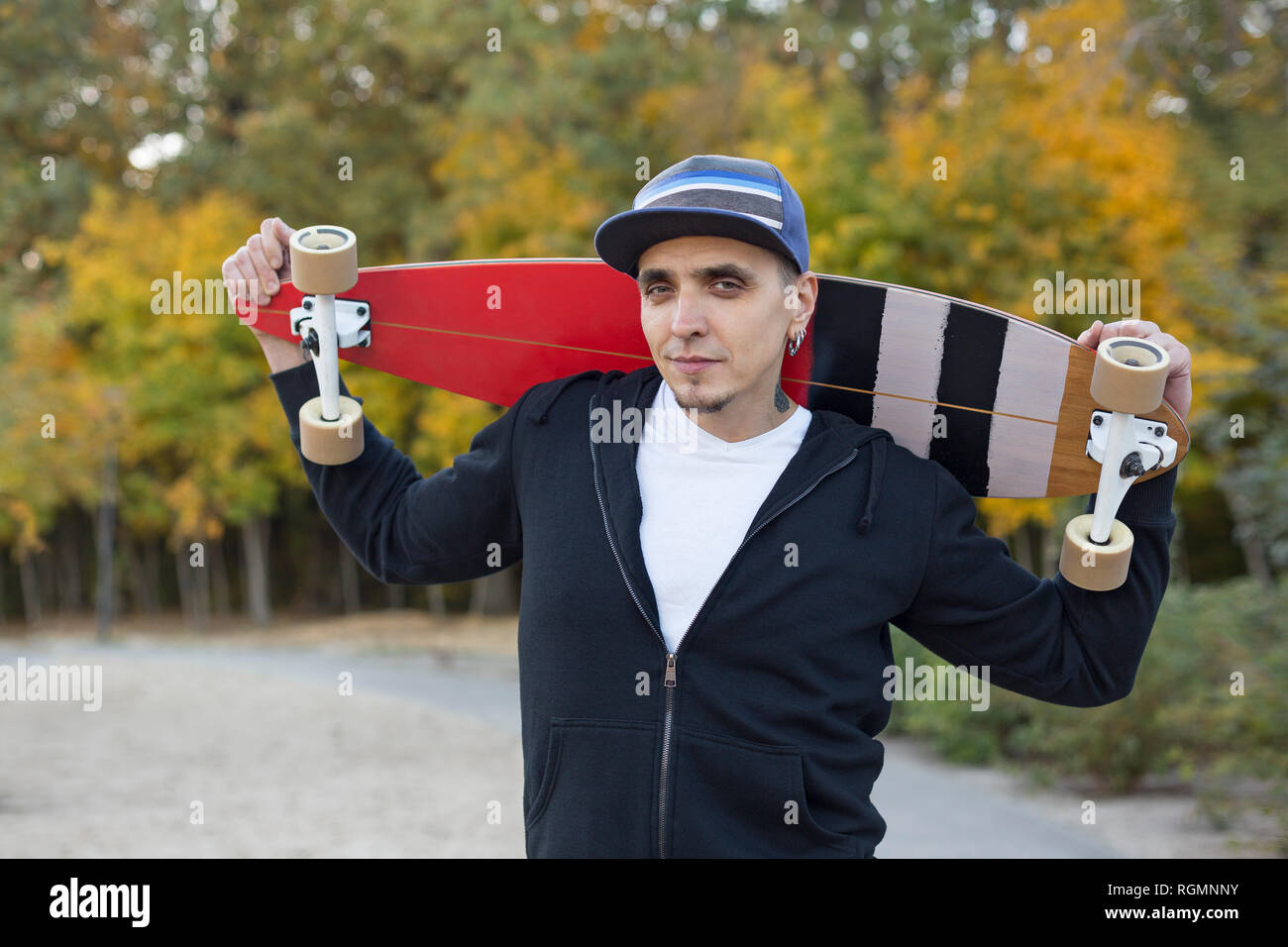 Portrait d'homme avec roulettes sur les épaules en automne Banque D'Images