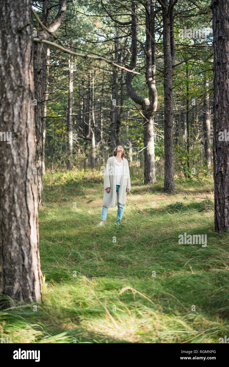 Serene woman debout dans la forêt Banque D'Images Serene woman debout dans la forêt Banque D'Images