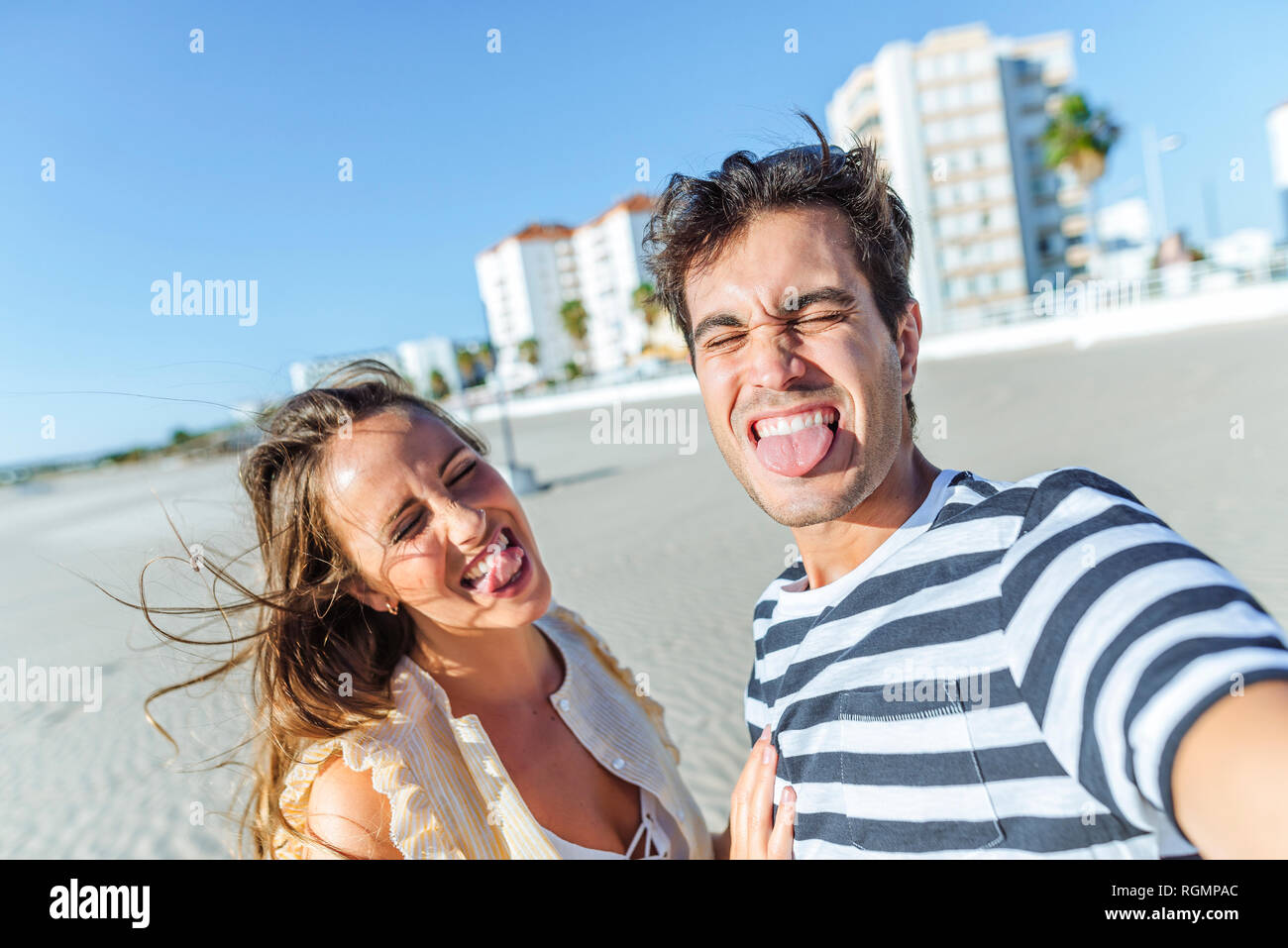 Drôle de selfies un jeune couple sympathique sur la plage Banque D'Images