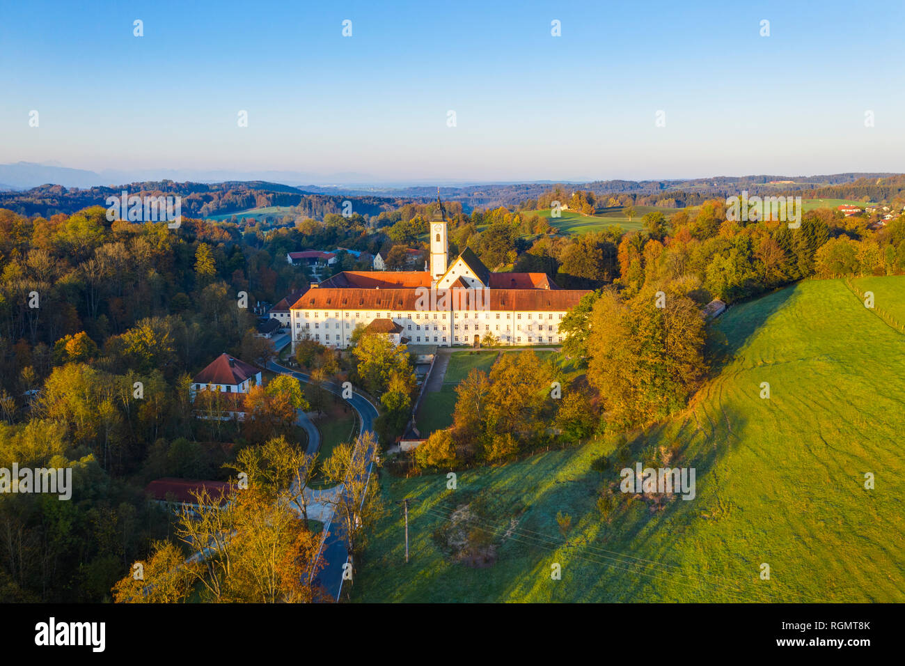 Allemagne, Berlin, Dietramszell, vue aérienne d'un monastère, le monastère de Sœurs Salésiennes Banque D'Images