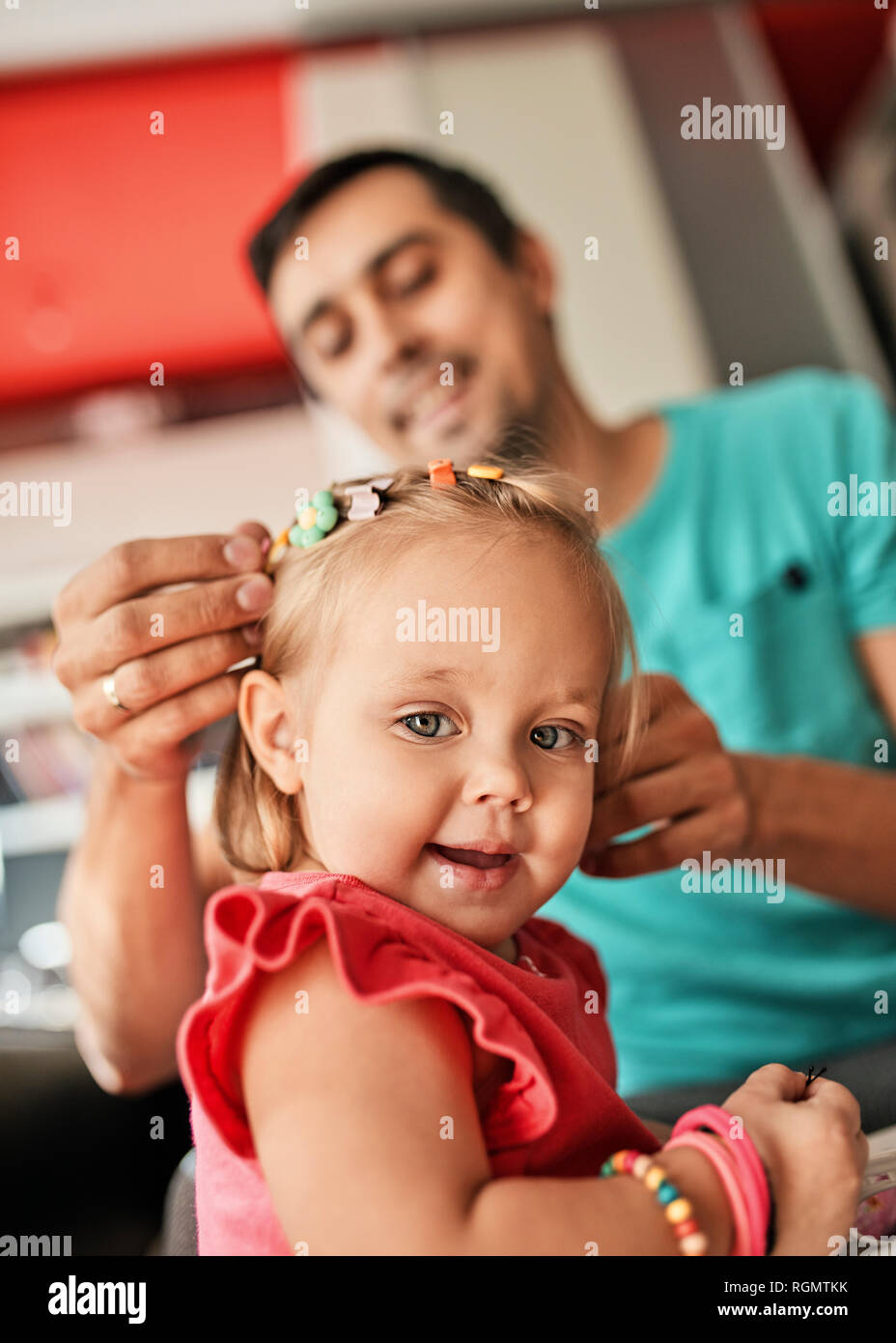 Portrait of smiling little girl avec son père dans l'arrière-plan Banque D'Images