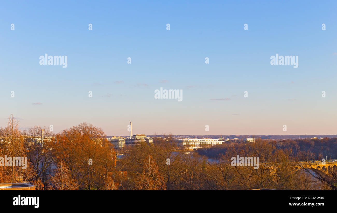 Washington DC panorama en hiver près du fleuve Potomac, USA. Capital nous repère dans le paysage de la ville au coucher du soleil. Banque D'Images