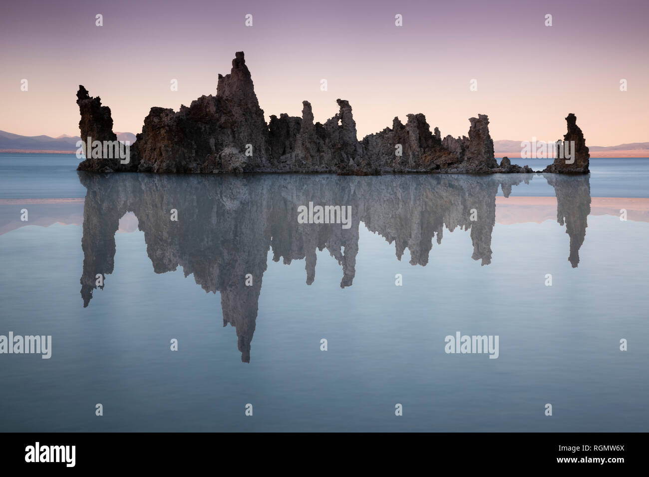 États-unis, Californie, Lee Vining, tuf, région du sud du lac Mono, formations rocheuses dans la soirée Banque D'Images