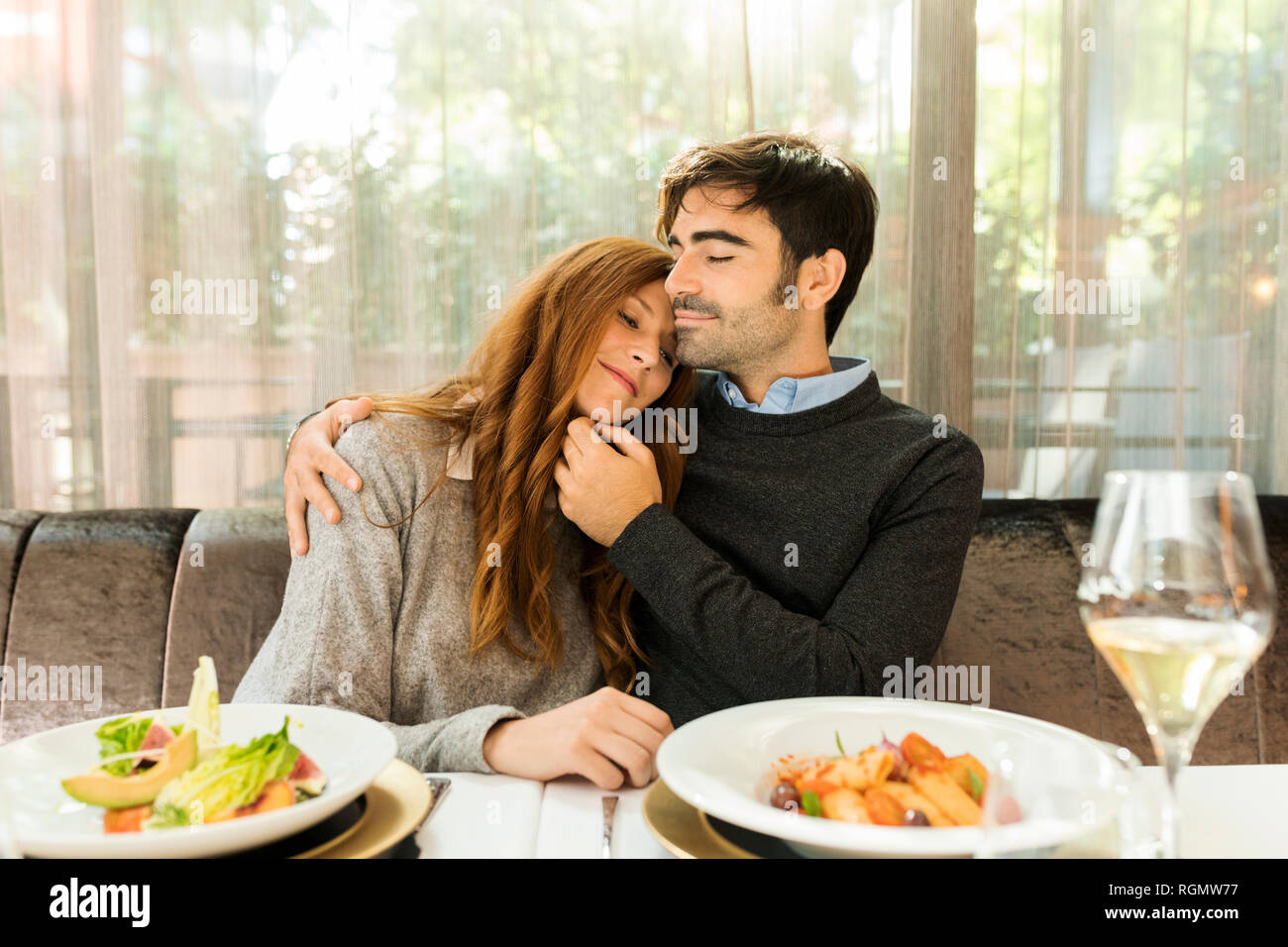 Couple amoureux assis à table dans un restaurant. Banque D'Images
