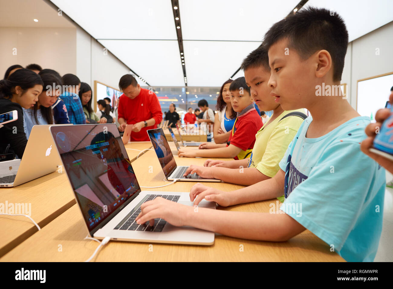 HONG KONG - circa 2016, novembre : à l'intérieur de l'Apple store. Apple est une multinationale américaine technology company. Banque D'Images