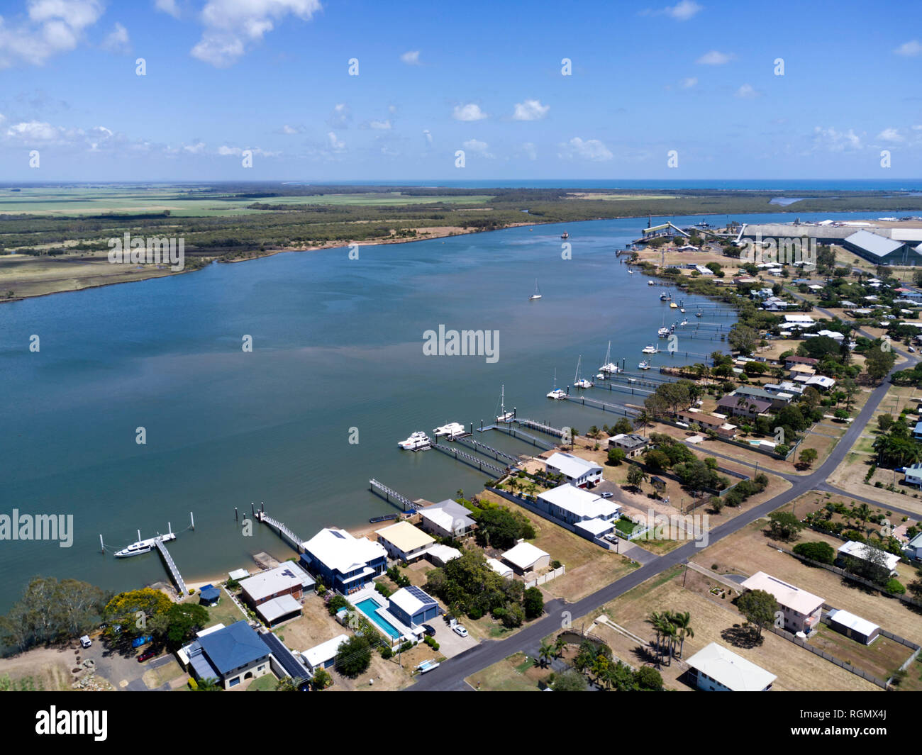 Vue aérienne de maisons avec leur propre jetée privée sur la rivière Burnett Burnett à Bundaberg, Queensland Australie Chefs Banque D'Images