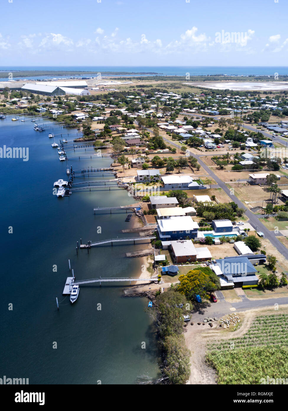 Vue aérienne de maisons avec leur propre jetée privée sur la rivière Burnett Burnett à Bundaberg, Queensland Australie Chefs Banque D'Images