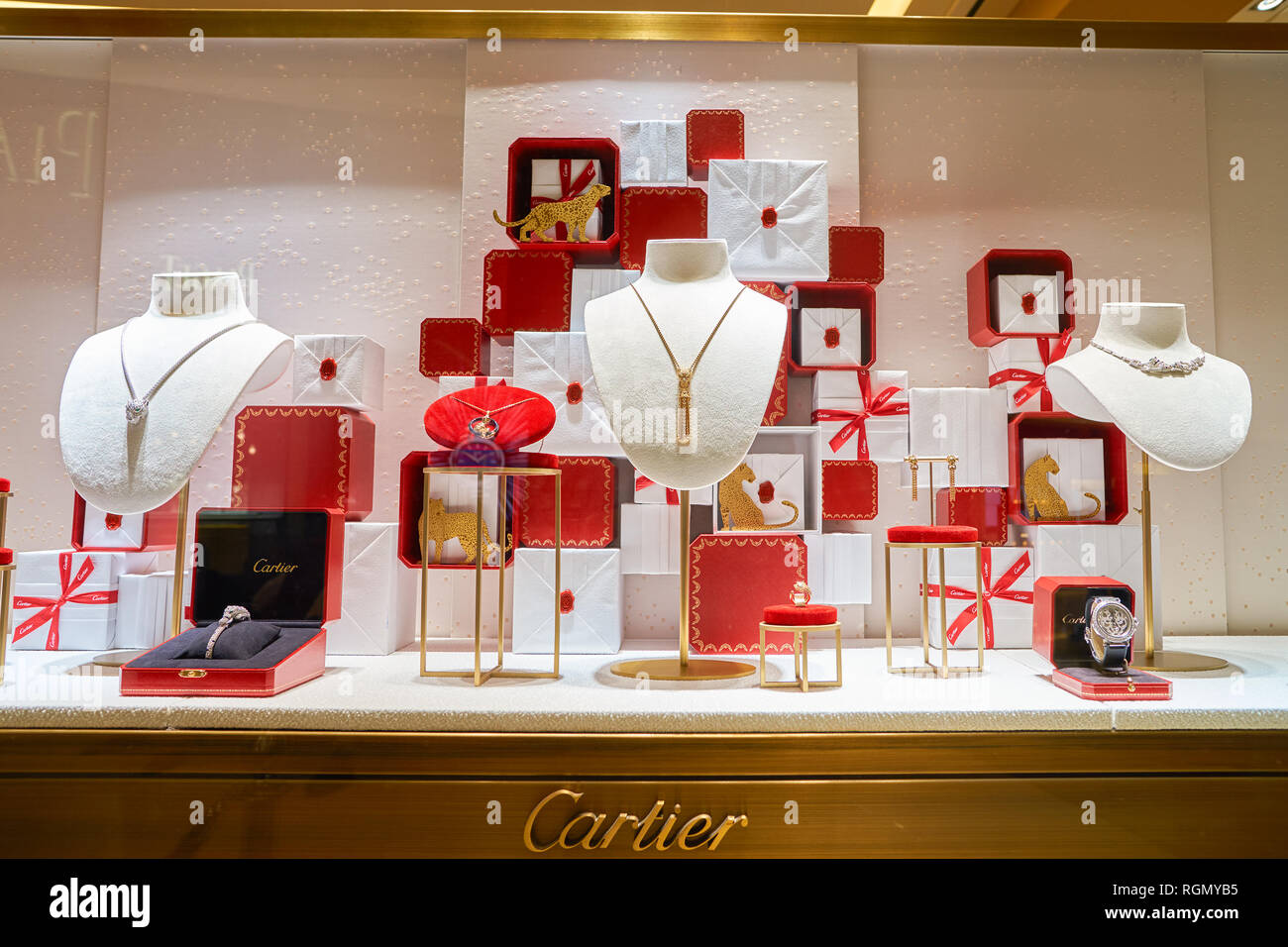 Cartier gold jewellery Banque de photographies et d'images à haute  résolution - Alamy