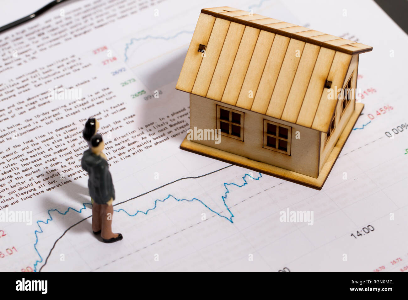 Petite maison avec des graphiques économiques, analyse immobilière Banque D'Images