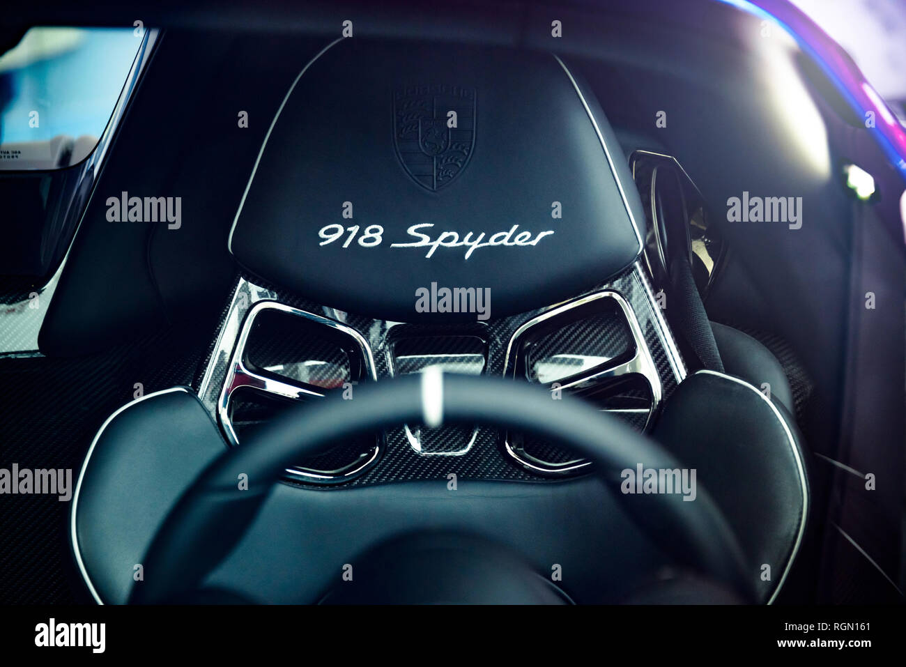 Londres, UK - CIRCA Juin 2014 : la fibre de carbone et du siège en cuir d'une Porsche 918 Spyder. Tourné à travers le pare-brise. Banque D'Images