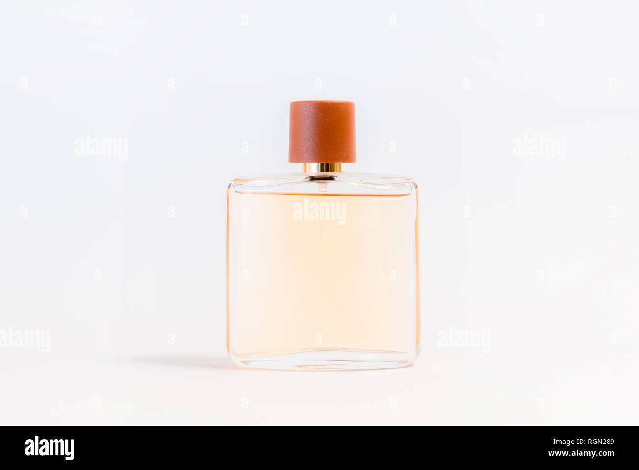 Flacon de parfum en verre de luxe sur fond blanc. L'espace de copie de texte, de la bouteille vide Banque D'Images