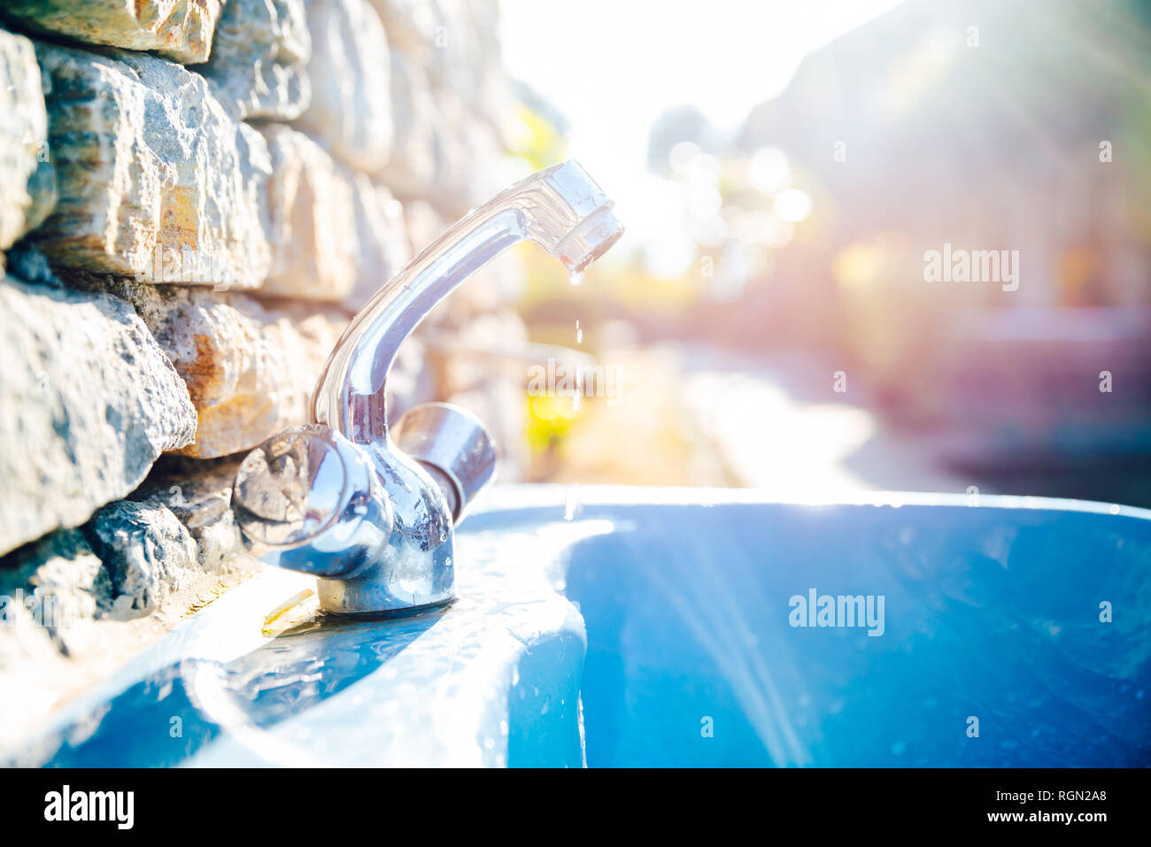 Lavabo en plein air dans un jardin, l'eau qui goutte de robinet. Concept  des déchets Photo Stock - Alamy