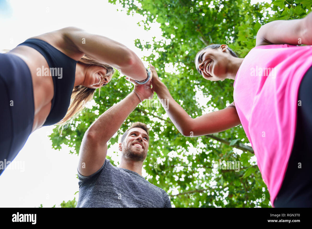 Les jeunes de l'équipe de sport stacking hands, célébrons les succès Banque D'Images
