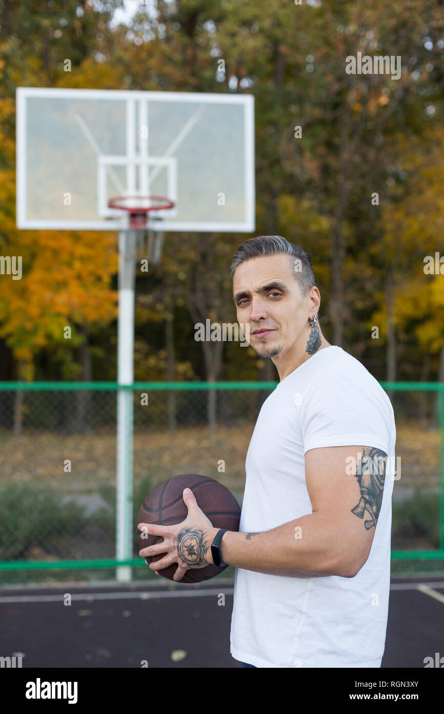 Portrait d'un homme avec le basket-ball en automne Banque D'Images