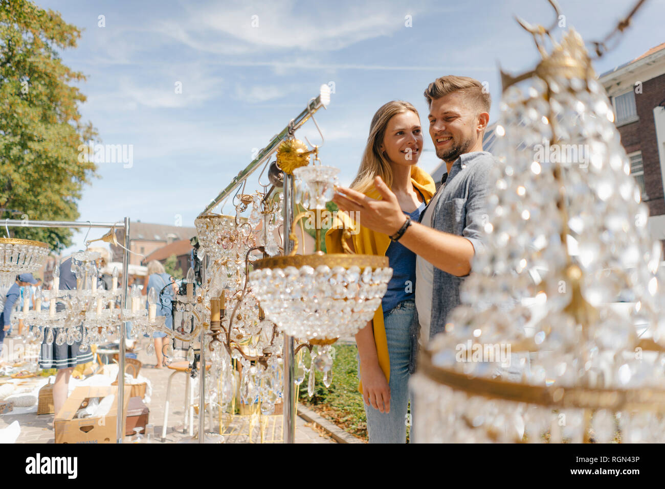 Belgique, Tongres, smiling young couple sur un marché aux puces d'antiquités Banque D'Images