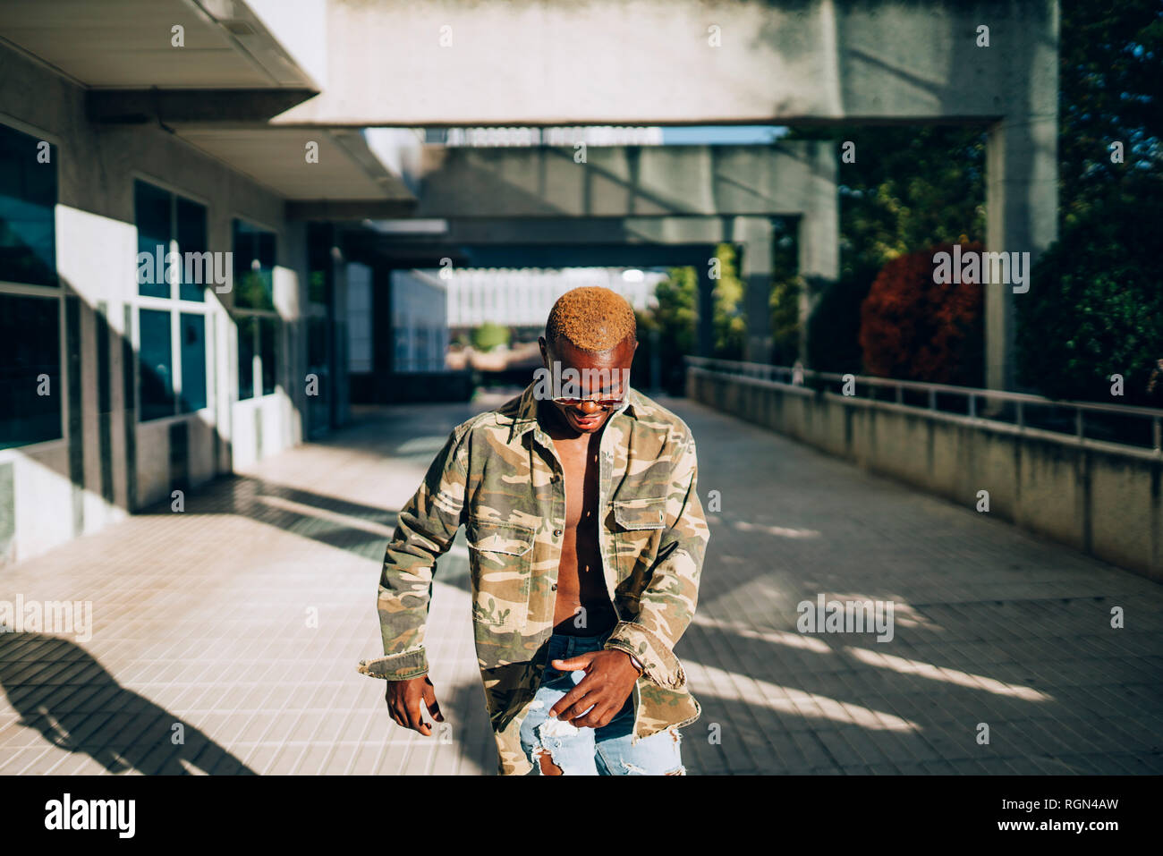 Jeune homme dancing outdoors Banque D'Images