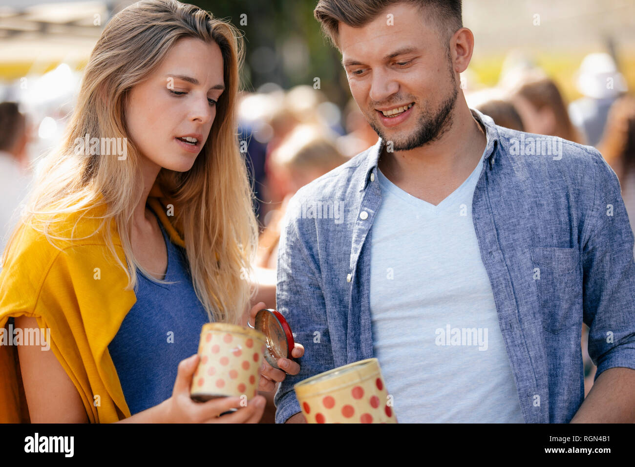 Belgique, Tongres, jeune couple avec des boîtes en fer sur un marché aux puces d'antiquités Banque D'Images