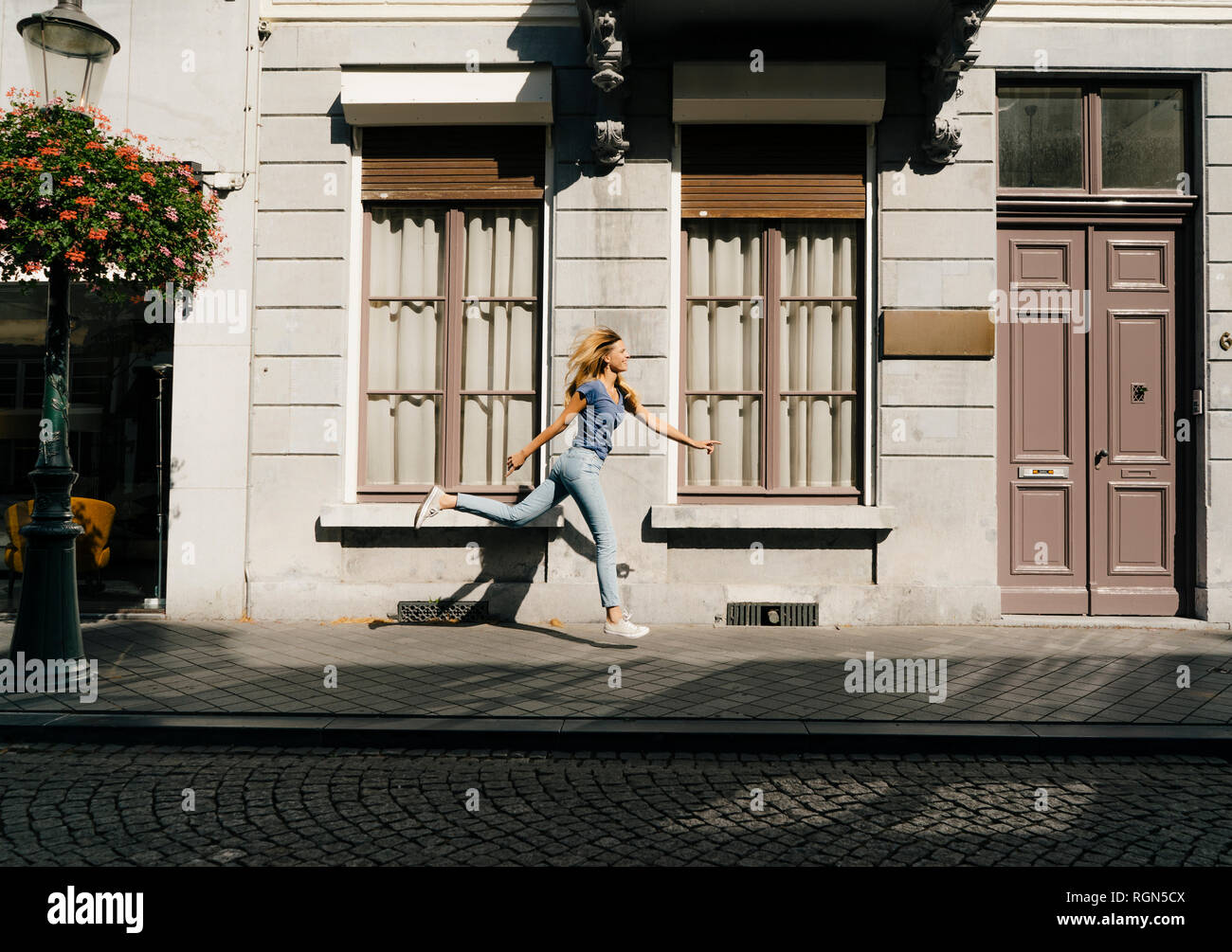 Pays-bas, Maastricht, jeune femme blonde le long bâtiment de la ville Banque D'Images