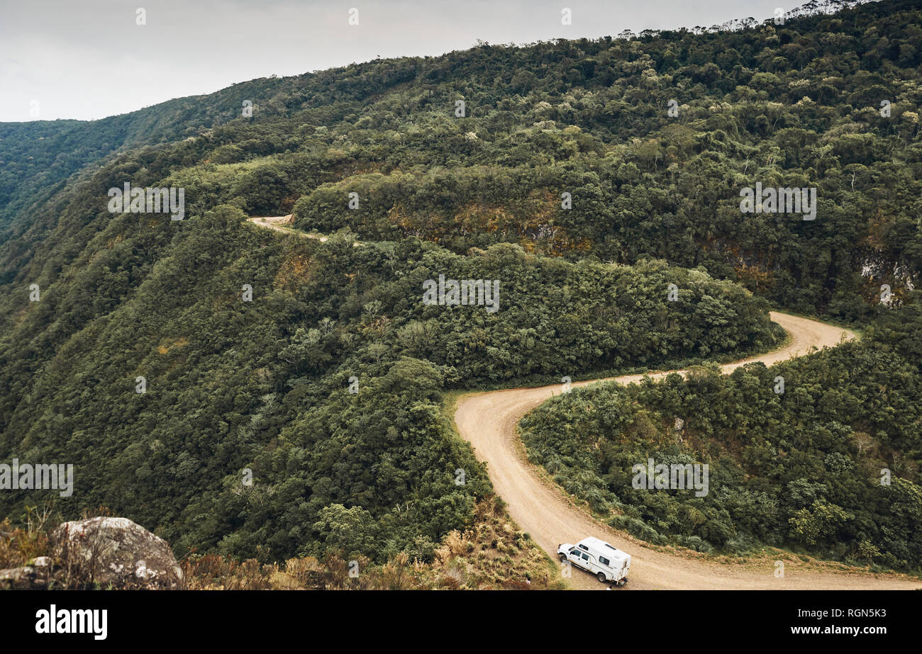 Brésil, caravane Aparados da Serra, sur la route en gravier Banque D'Images