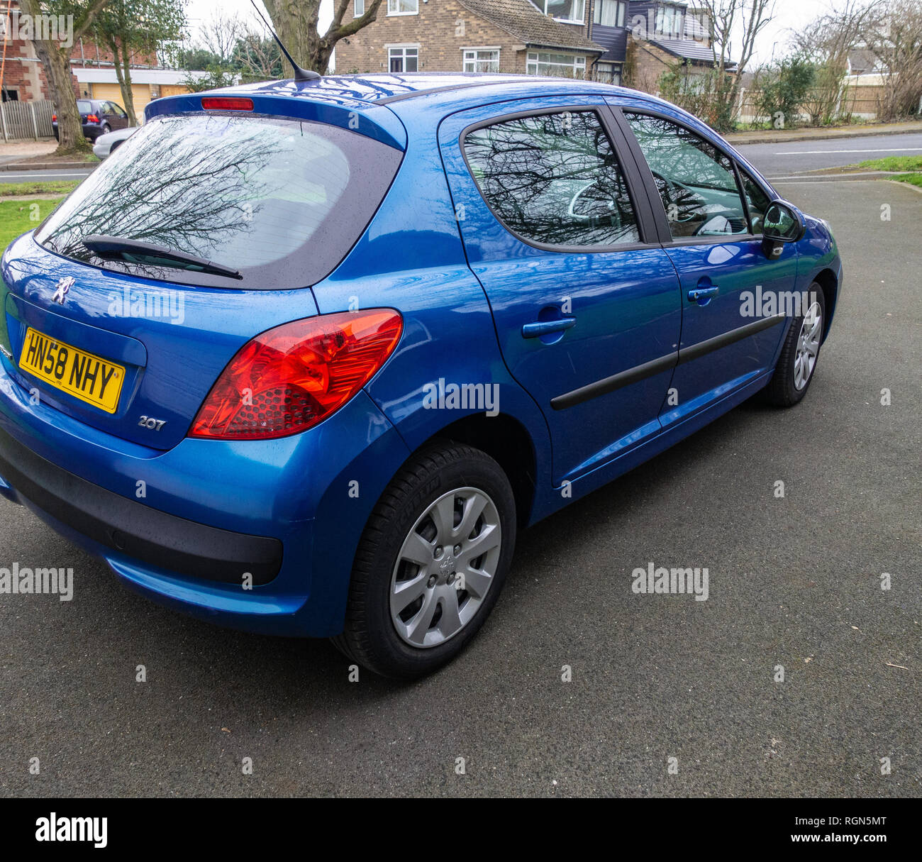 Peugeot 207 bleu 1.4 5 portes 2009 voiture Photo Stock - Alamy