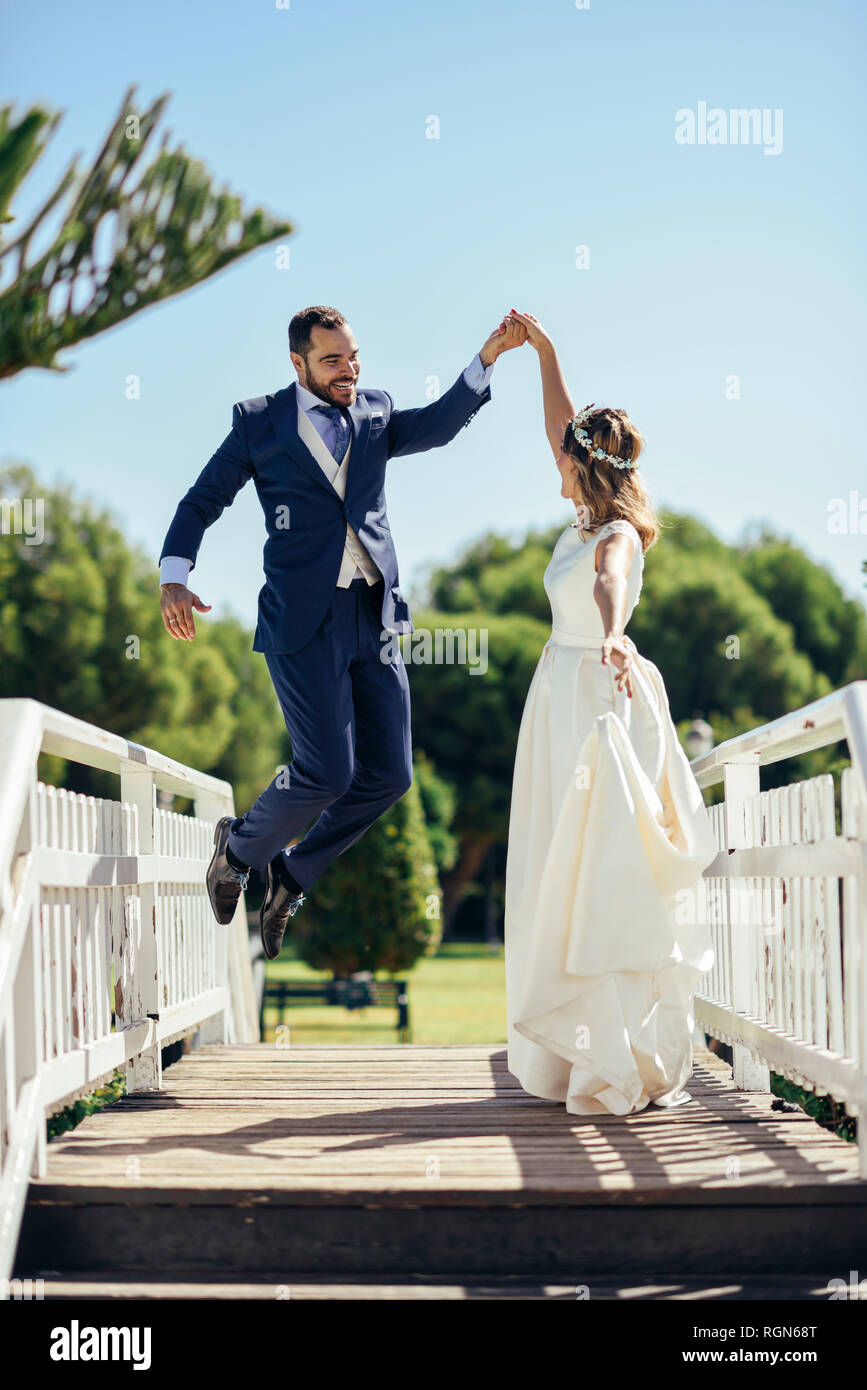 Couples nuptiales profiter de leur jour de mariage dans un parc Banque D'Images
