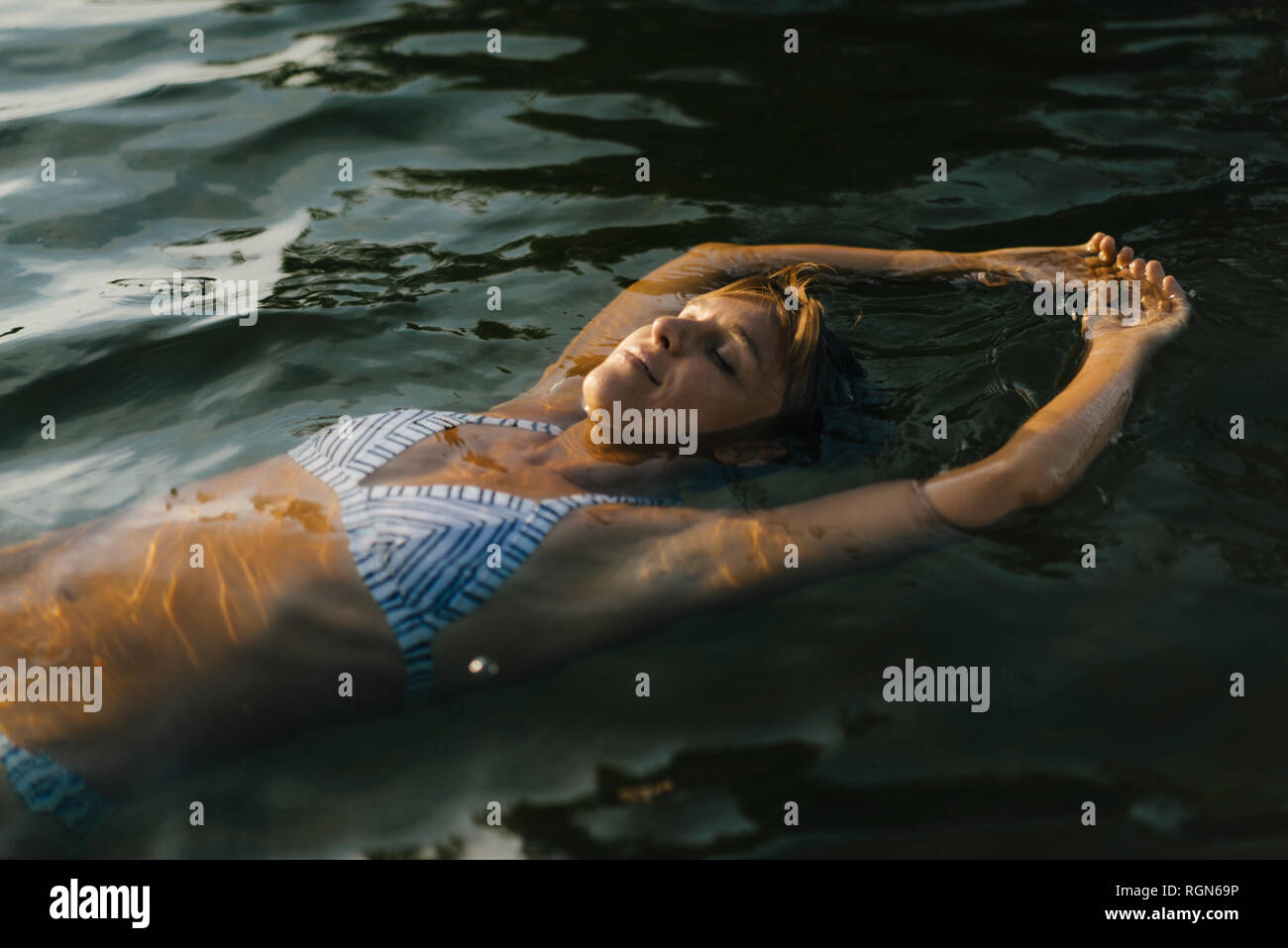 Portrait de femme flottant dans un lac Banque D'Images