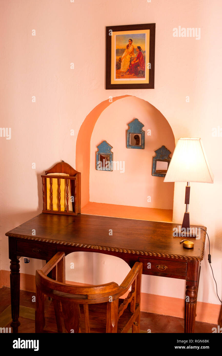 L'Inde, Rajasthan, Alwar, Heritage Hotel Bihari Ram Palace, les vieux meubles en bois Banque D'Images