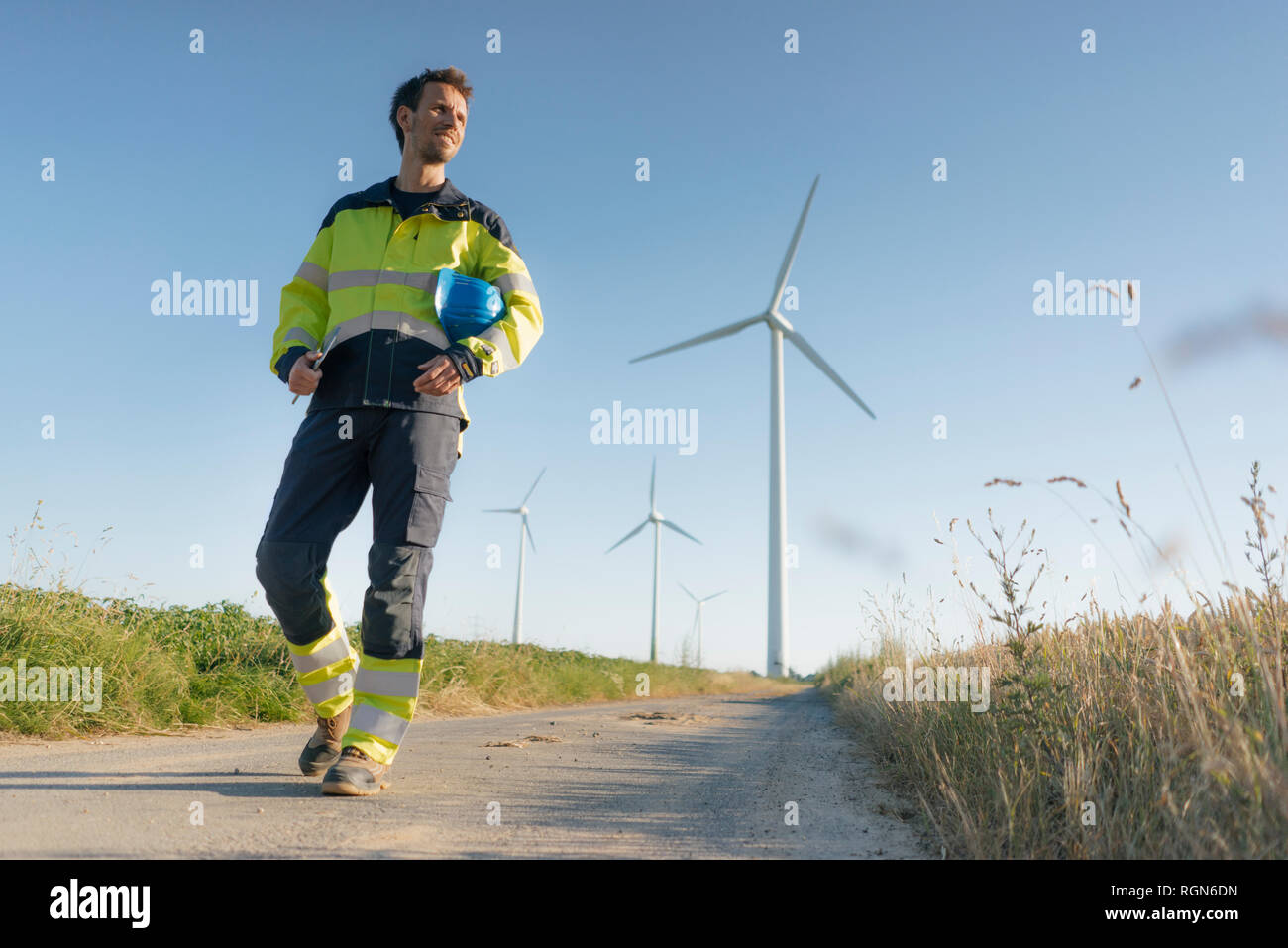 Balades sur chemin d'ingénieur sur le terrain à un parc éolien Banque D'Images