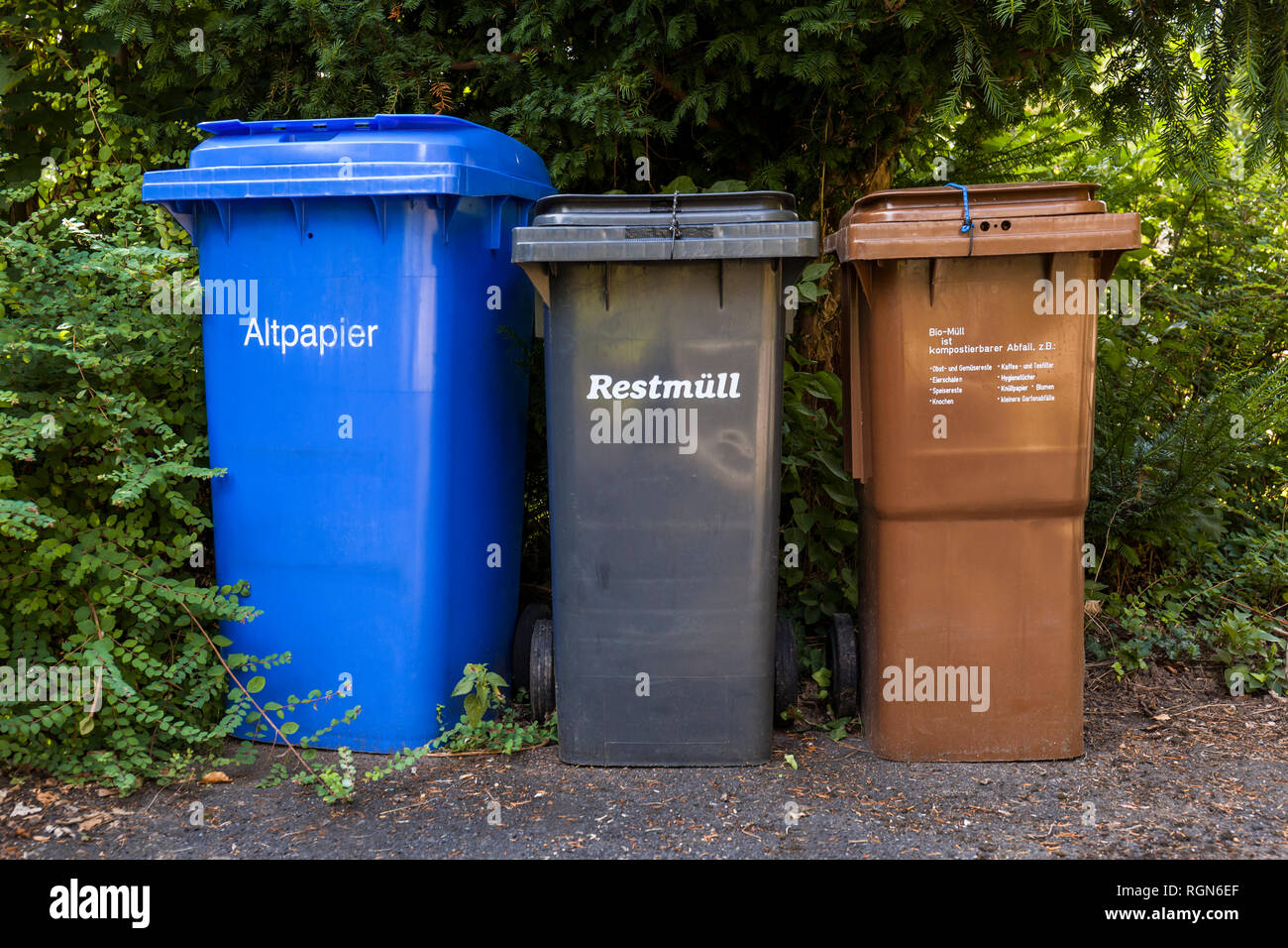 Trois poubelles différentes pour le tri des déchets Banque D'Images