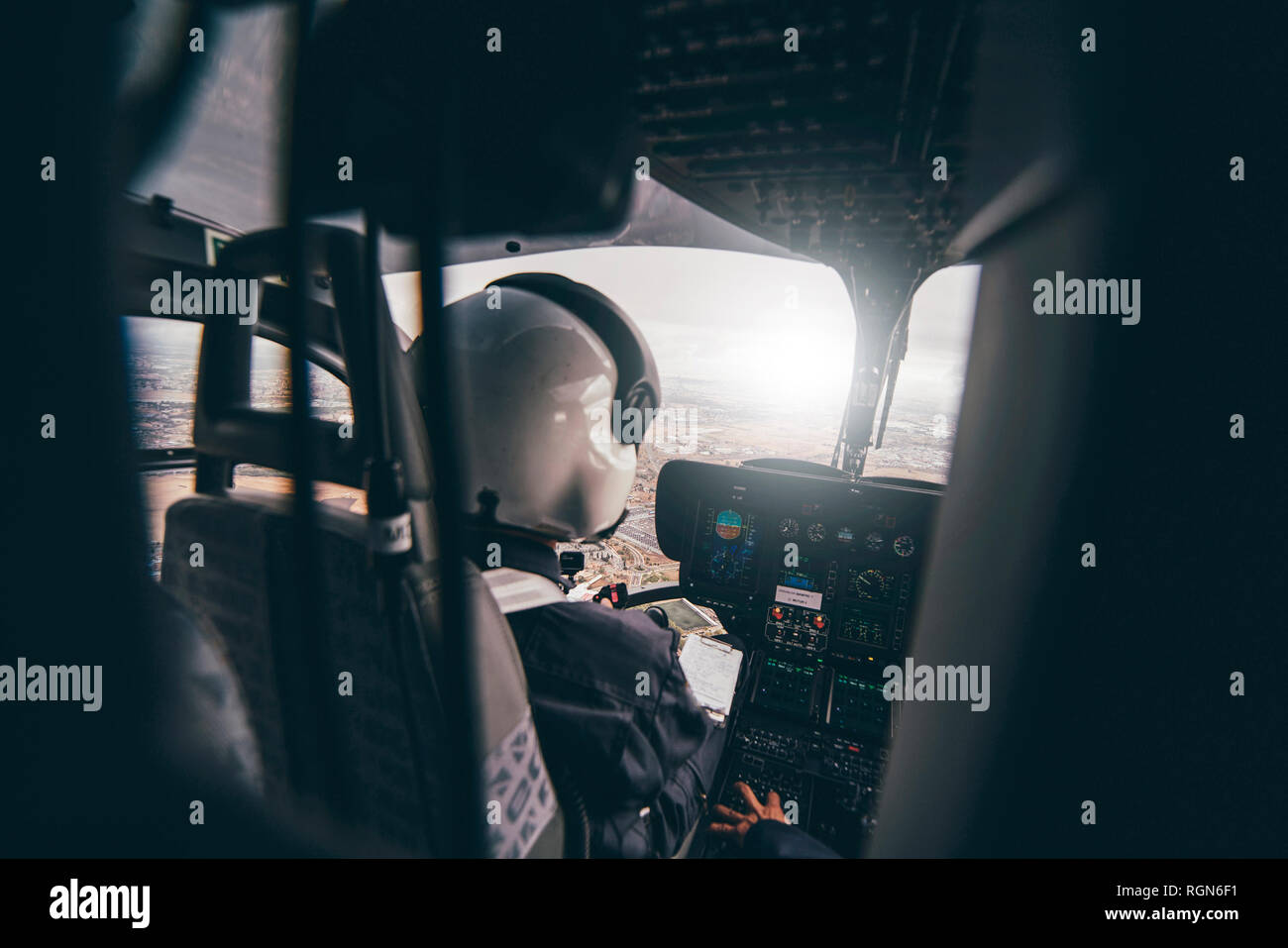 Pilote de la police au cours de l'hélicoptère Banque D'Images