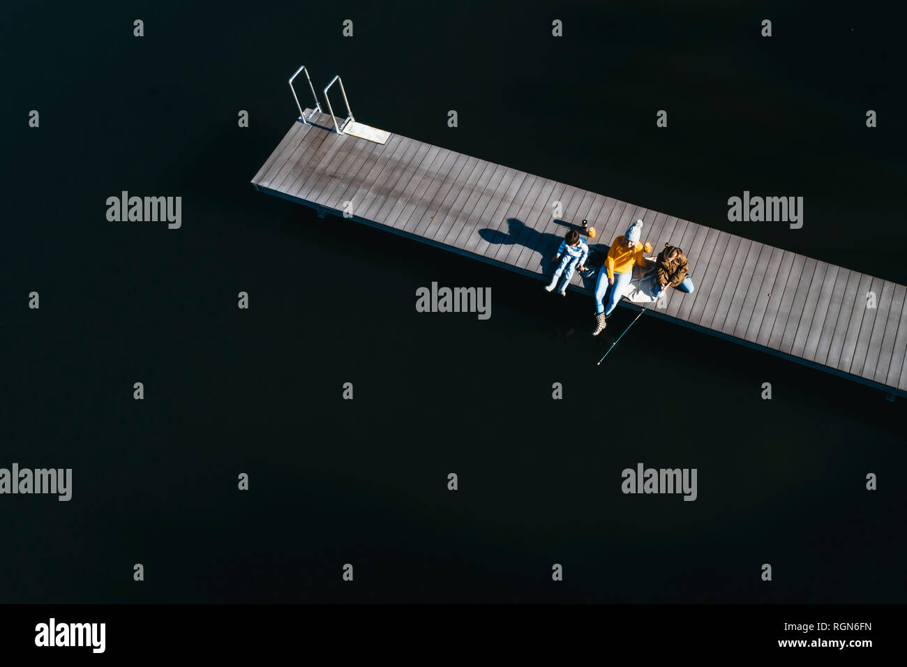 Family sitting on Jetty, pêche en autunm Banque D'Images