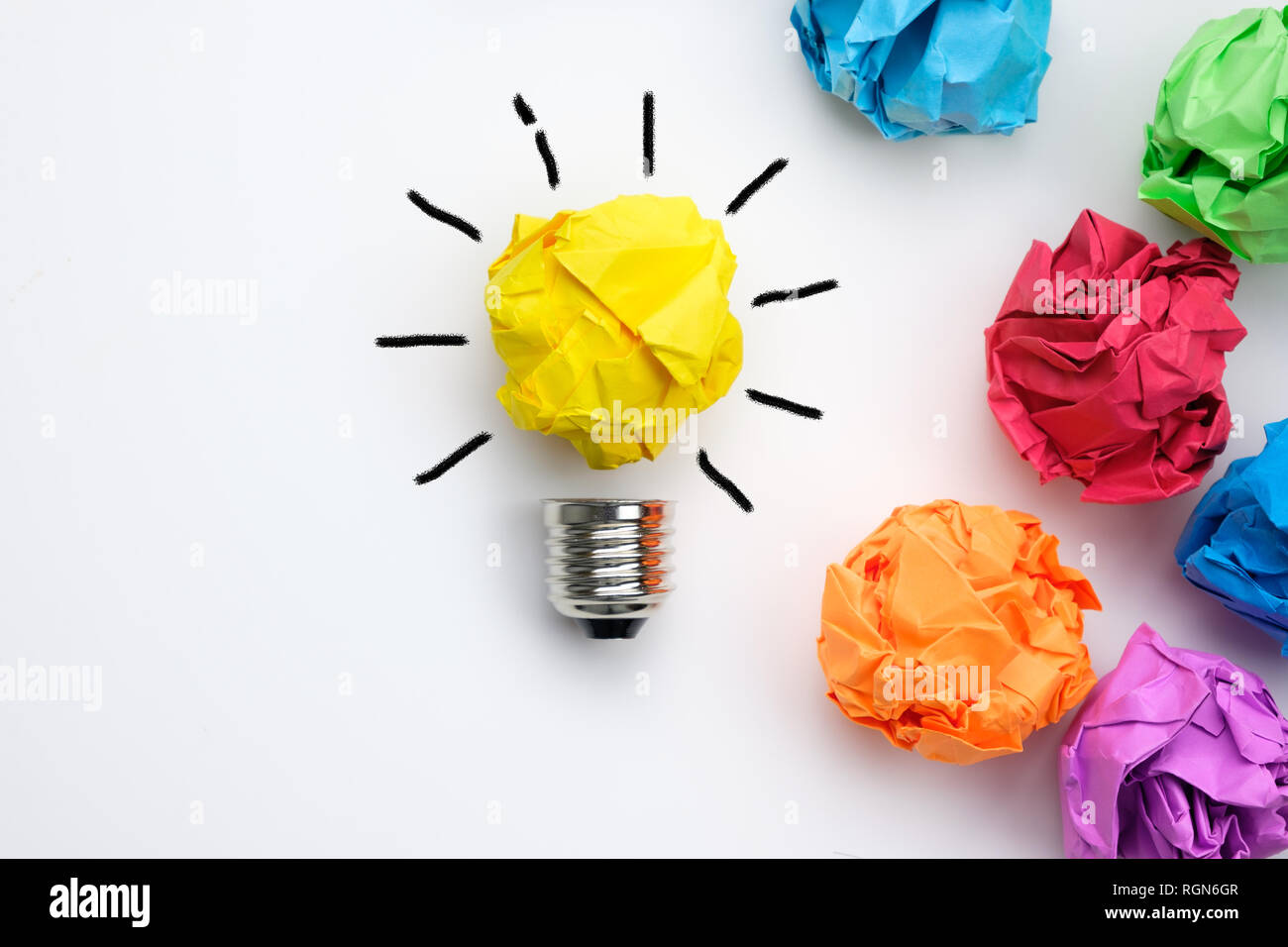 Grande idée concept avec du papier froissé et colorés de l'ampoule Photo  Stock - Alamy