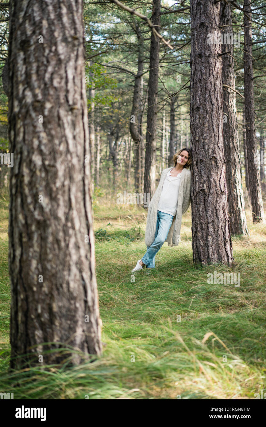 Serene woman debout dans la forêt Banque D'Images Serene woman debout dans la forêt Banque D'Images
